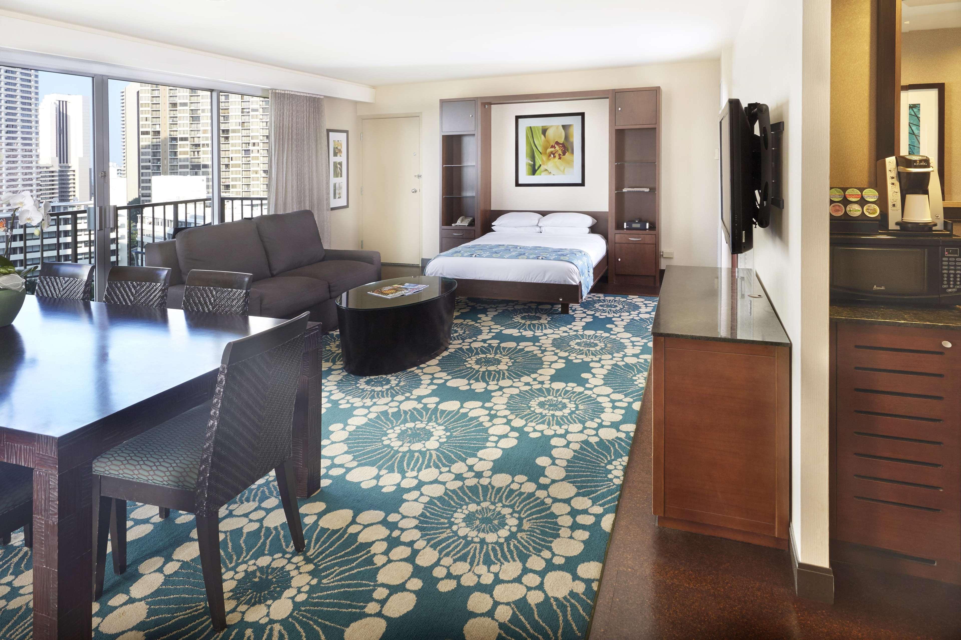 Doubletree By Hilton Alana - Waikiki Beach Honolulu Exterior photo