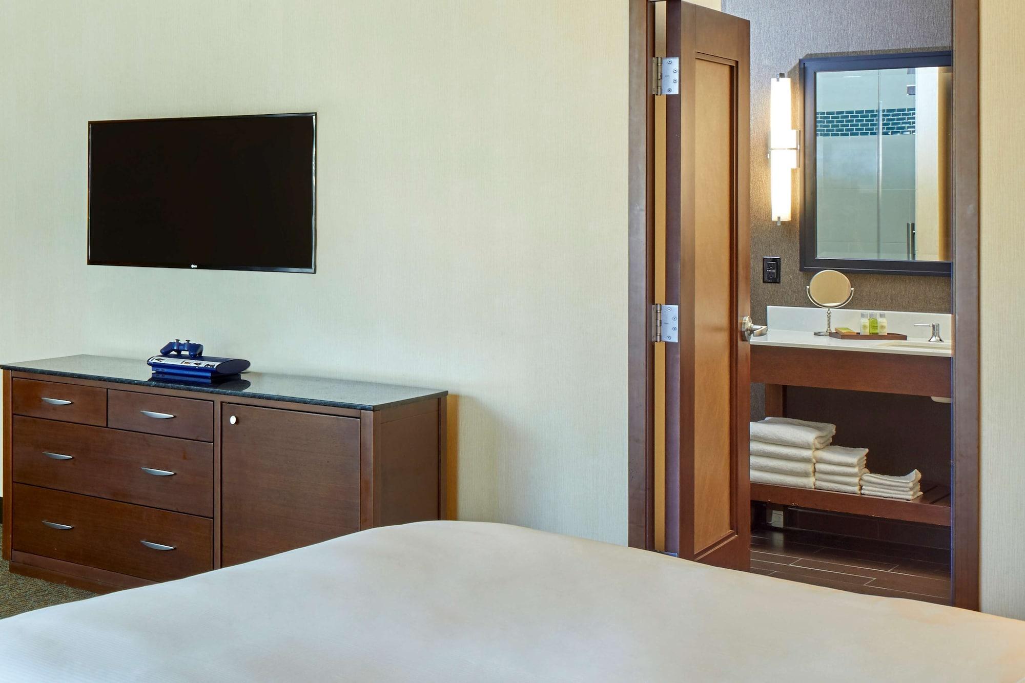 Doubletree By Hilton Alana - Waikiki Beach Honolulu Exterior photo